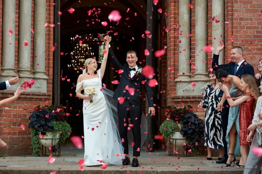 vestuvių fotografas, foto video komanda, vestuvių fotografai, reportažinė fotografija, žiedlapių lietus