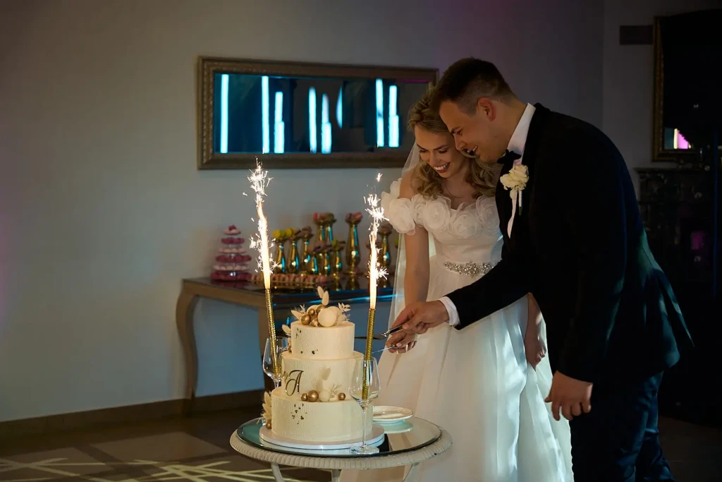 vestuvių fotografas, vestuvinis tortas, foto ir video komanda, reportažinė vestuvių fotografija