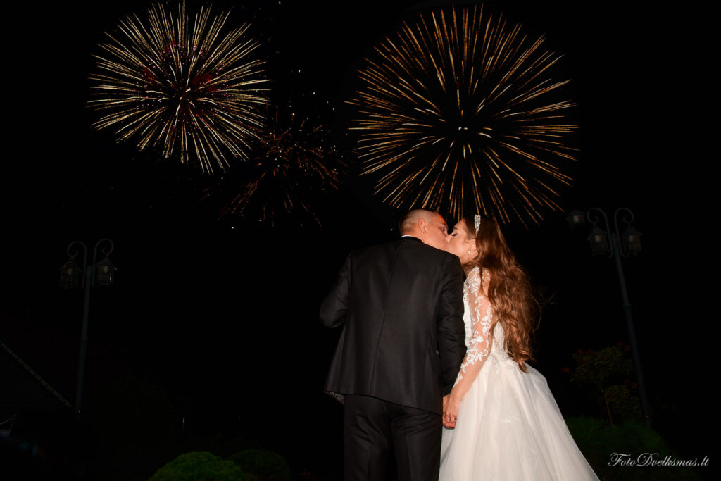 vestuvių fotografas Žemaitijoje, vestuvių reportažo fotografas, vestuvių fotografai, vestuvių kulminacija, vestuvių fejerverkai