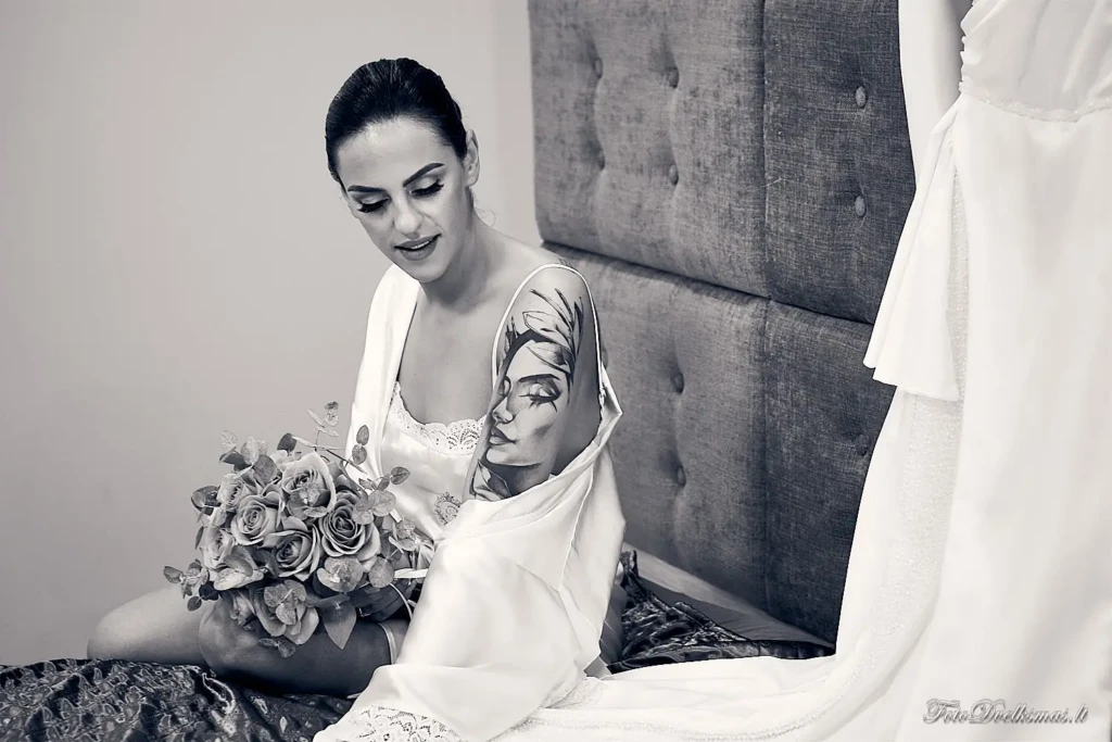 vestuvių fotografas, foto ir video komanda, jaunosios tatuiruotė, pasiruošimas vestuvėms