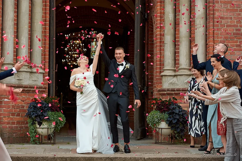 vestuvių fotografas, jaunieji, vestuvių reportažas, emocijos, žiedlapiai