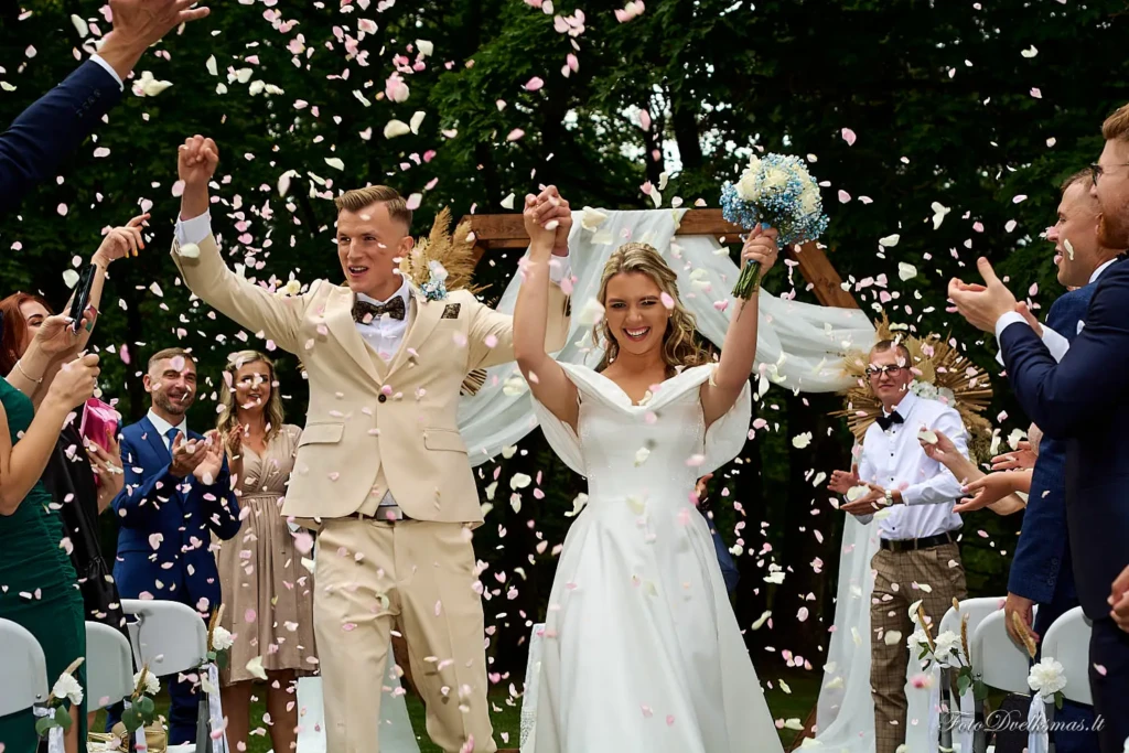 vestuvių fotografas, foto ir video komanda, jaunieji, reportažinė fotografija, vestuvių žiedlapiai