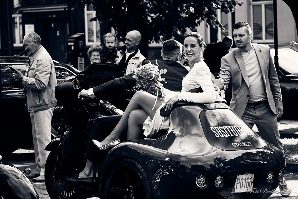 vestuvių fotografas, foto ir video komanda, jaunieji, reportažinė fotografija, vestuvių motociklas