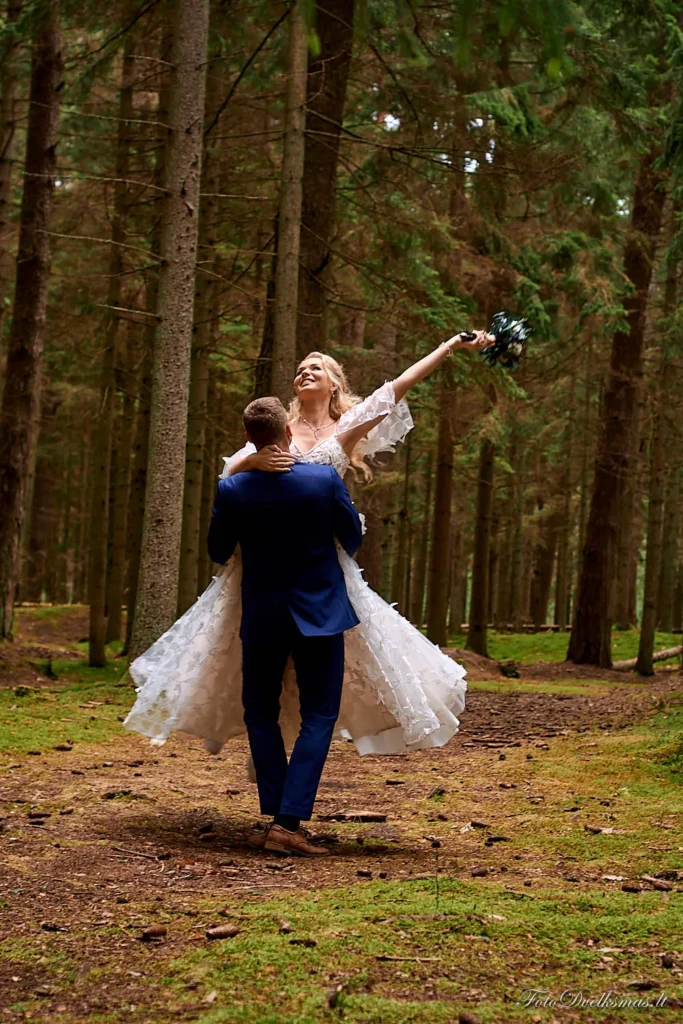 vestuvių fotografas, jaunieji, vestuvių reportažas, pušyne, emocijos