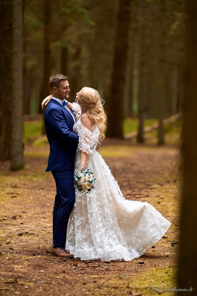 vestuvių fotografas, jaunieji, vestuvių reportažas, pušyne, emocijos