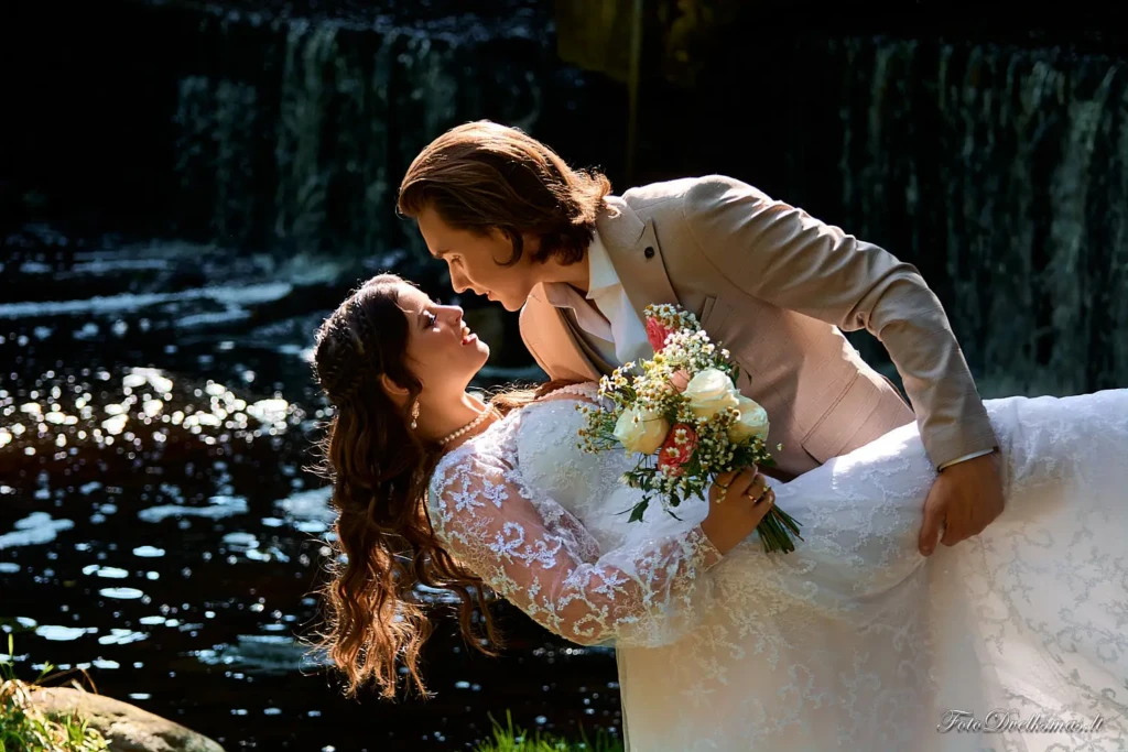 vestuvių fotografas, foto ir video komanda, jaunieji prie upės, reportažinė fotografija, vestuvių emocijos