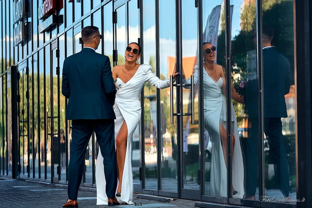 vestuvių fotografas, foto ir video komanda, jaunieji, reportažinė fotografija, atspindžiai, emocijos