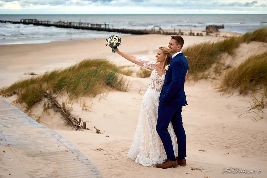 vestuvių fotografas, jaunieji, vestuvių reportažas prie jūros, emocijos